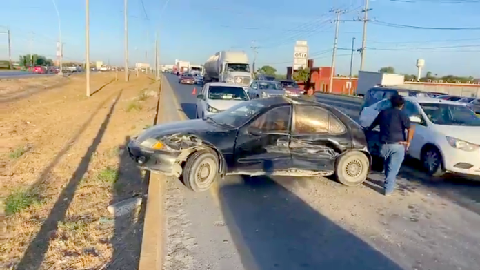 Se impactan unidades y dos se dan a fuga en Libramiento a Monterrey (2)