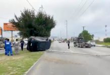 Vuelca camioneta tras impactarse contra poste de metal con lámpara led
