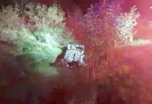 Vuelca unidad en carretera Ribereña y cae en dren desalinizador “El Morrillo”