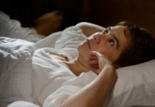 Cómo lo que pensamos antes de dormir afecta la calidad del sueño