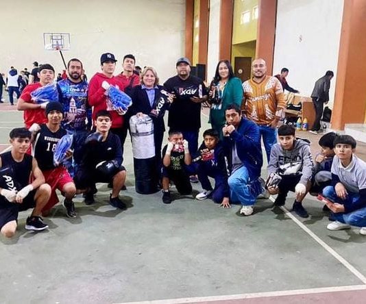 Entregan material deportivo al club a Lealtad Villa Box