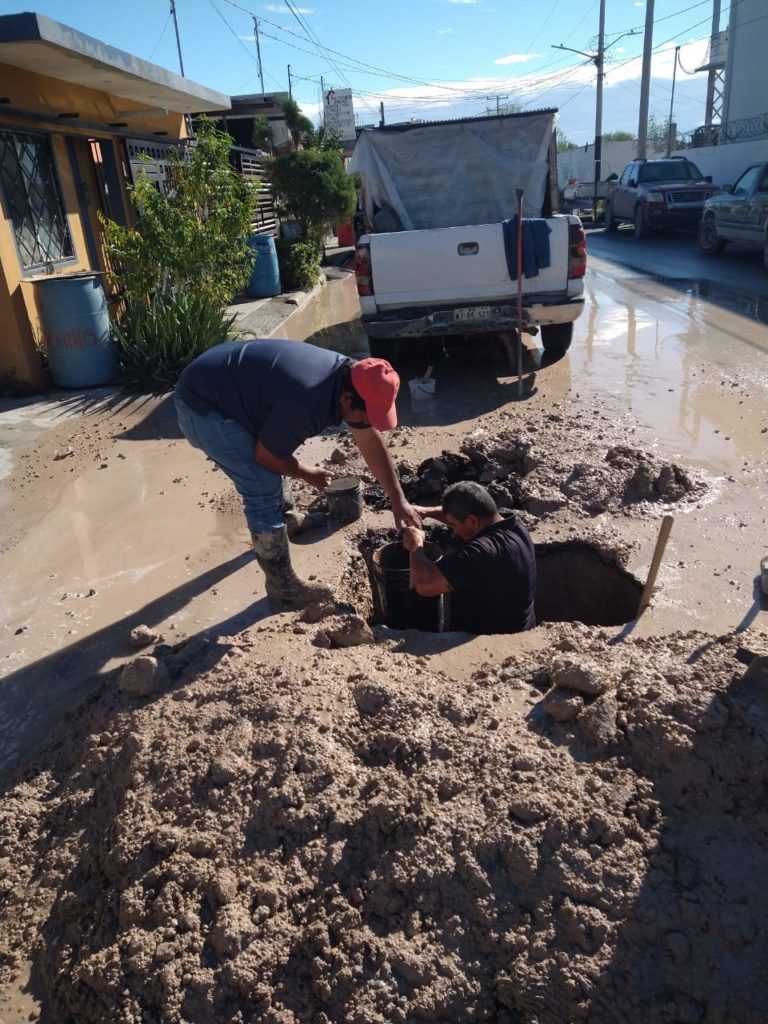 Atiende COMAPA reportes de fuga de agua potable en Villa Florida sector A