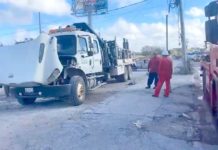 Bomberos atienden llamado de conato de incendio en camión de PEMEX