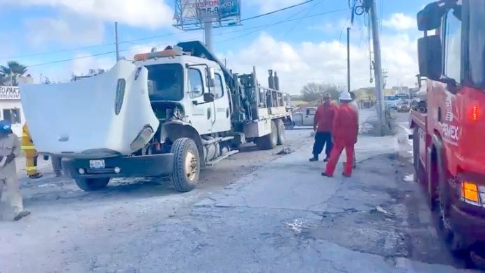 Bomberos atienden llamado de conato de incendio en camión de PEMEX (3)