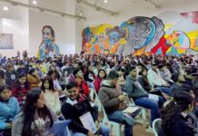 Entrega alcalde Carlos Peña Ortiz tarjetas de becas universitarias
