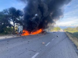 Arde unidad en carretera a Jaumave dejando daños