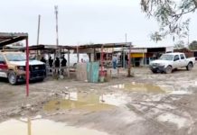 Hallan cadáver que intentaron quemar en un tianguis en la Satélite