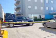 Hallan cadáver frente a un hotel al parecer cayó de varios metros de altura