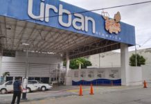 Cae lona de un anuncio espectacular y acordonan área ante el riesgo de la caída de otro