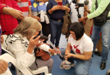 Úrsula Salazar entregó sillas de ruedas en Jornada en la colonia Tamaulipas