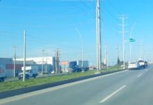 Queda embancada unidad en carretera y deja solo daños