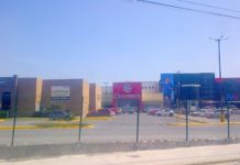 Rateros dejan a pie a integrantes de una familia en centro comercial