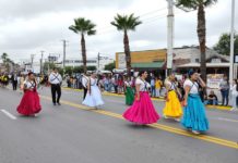 Reconoce alcalde a participantes del desfile de la Revolución Mexicana