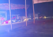 Tráiler se impacta contra muro de contención y vuelca