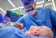 Realizan el primer trasplante de ojo completo en la historia