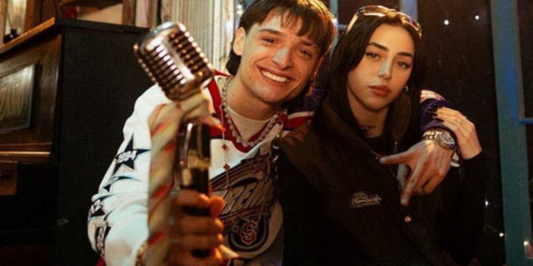 Peso Pluma se besa con Nicki Nicole en el escenario