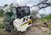 Derrapa tráiler cargado de vehículos y deja daños en carretera a González
