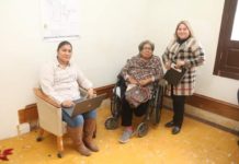Entregan silla de ruedas para persona con discapacidad motriz