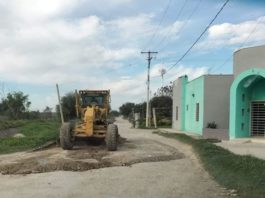 Realizan trabajos de encalichamiento y nivelación de calles en las colonias Cuauhtémoc y Bicentenario