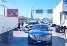 Aparatoso accidente desquicia vialidad y dejan daños materiales