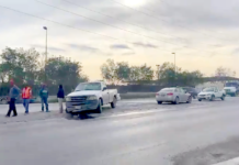 Chocan camionetas en la carretera San Fernando dejando solo daños materiales