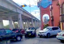 Chocan dos unidades sobre el boulevard Hidalgo y dejan caos vehicular