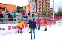 Cientos de ciudadanos siguen acudiendo a divertirse a la pista de patinaje