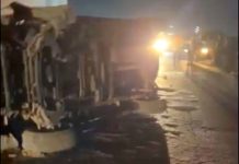 Encontronazo deja volcada una unidad, lesionados, y daños materiales