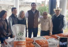 Alcalde Carlos Peñas Ortiz, entregó toneladas de semilla mejorada para campesinos
