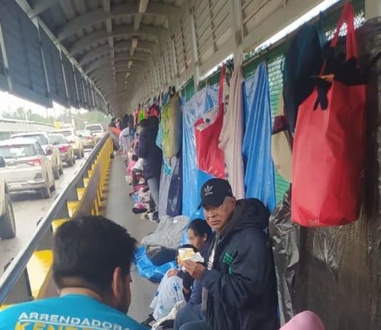 Proporcionan alimentos y bebidas calientes a migrantes
