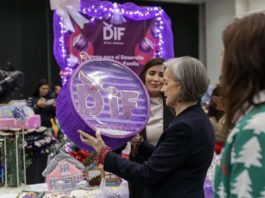 Inaugura María de Villarreal el bazar navideño “Un difciembre para recordar”