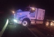 Choca trailer y unidad en carretera a Llera