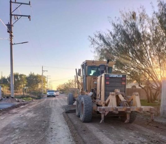 Realizan nivelación y encalichamiento de calles en colonias de Camargo