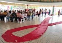 Realizan el encendido del lazo rojo como símbolo de lucha y compromiso en la respuesta al VIH