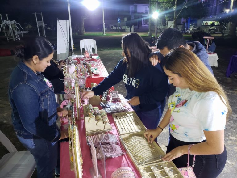 Exponen obras pictóricas y artesanales en el Jardín del Arte del IRCA