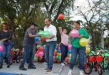 Vecinos de la colonia Pescadores invitan a Pepe Schekaibán a su posada navideña