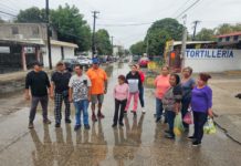 Vecinos bloquean calle para que COMAPA les haga caso