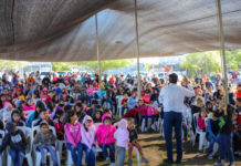 Niños reciben regalos en Posada Navideña con el Alcalde Carlos Peña Ortiz