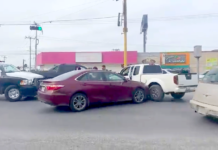 Se impactan dos unidades en concurrido boulevard dejando solo daños materiales