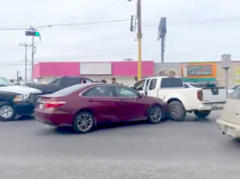 Se impactan dos unidades en concurrido boulevard dejando solo daños materiales