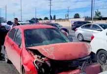 Se impactan dos unidades sobre concurrido boulevard y dejan caos vial