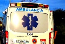 Unidad médica auxilia a persona aparentemente atropellada en concurrida carretera