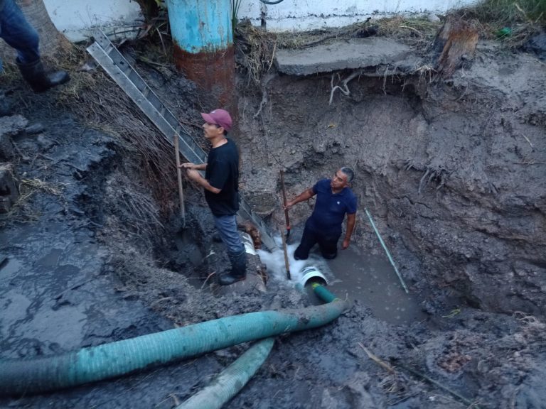 Atiende COMAPA fuga de agua en planta de reebombeo Granjas