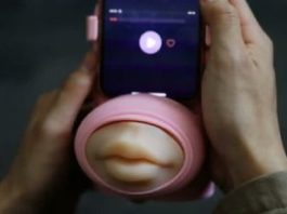 China crea unos labios que puedes conectar a tu celular y así mandar besos reales por mensaje