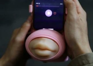 China crea unos labios que puedes conectar a tu celular y así mandar besos reales por mensaje
