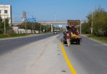 Pintan cuadrillas del Ayuntamiento de Reynosa delineado de carriles