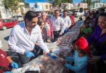 Festejaron familias de Caracoles Día de Reyes con el Alcalde Carlos Peña Ortiz