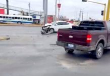 Accidente vial deja una persona lesionada y daños en concurrido boulevard