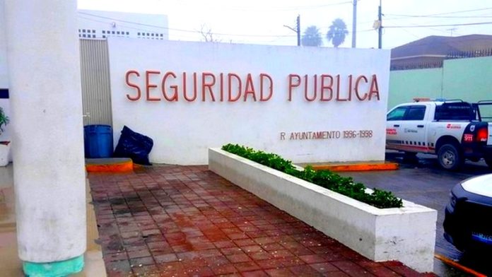 Arrestan a sujeto por molestar a su examasia y alterar el orden público