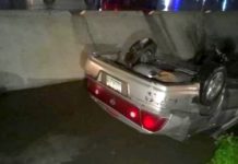 Cae unidad en canal de aguas negras en la colonia Puerta Grande